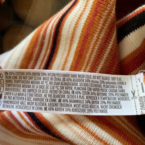 Fitted Ribbed Sweater Dress - Picture 5 of 6